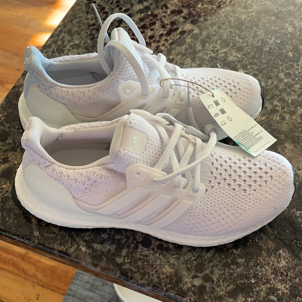 They got a little blue stain on them but they are brand new. Never worn!!